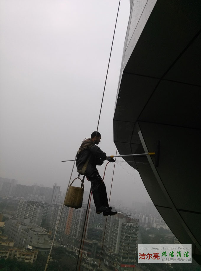 成都高空玻璃外墻高空清洗工程案例